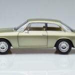 Alfa Romeo GTV 2000 Grün Limitierte Auflage Norev 1:18 187913 Druckguss - image 4 of 7