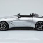 Aston Martin V12 Speedster Silber GT Spirit 1:18 - image 3 of 6