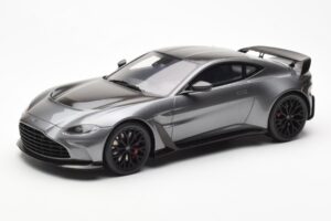 Aston Martin V12 Vantage Magnetic Silber GT Spirit 1:18 GT443