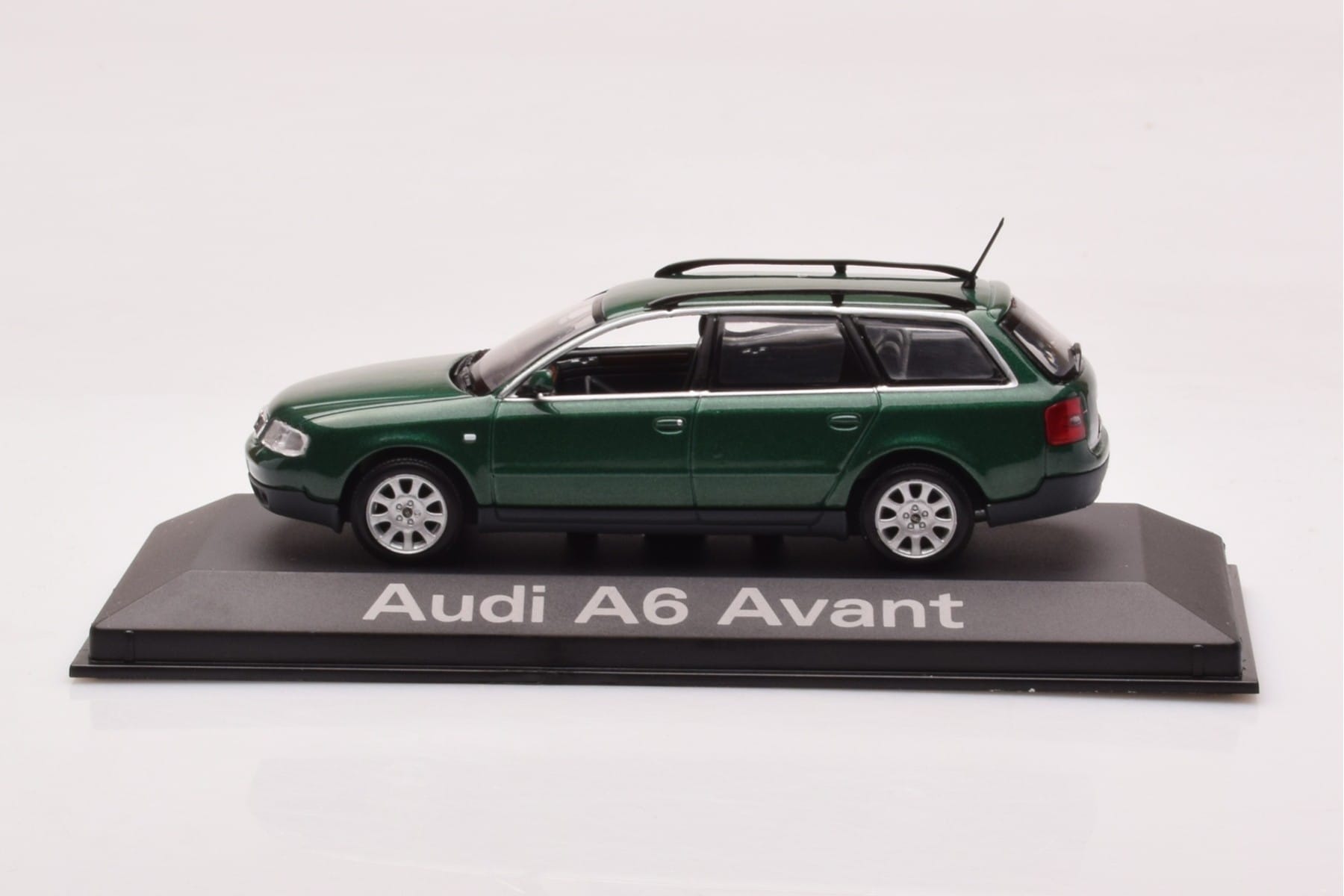Audi A6 C5 Avant Grün Minichamps 1:43 5010106213 Druckguss