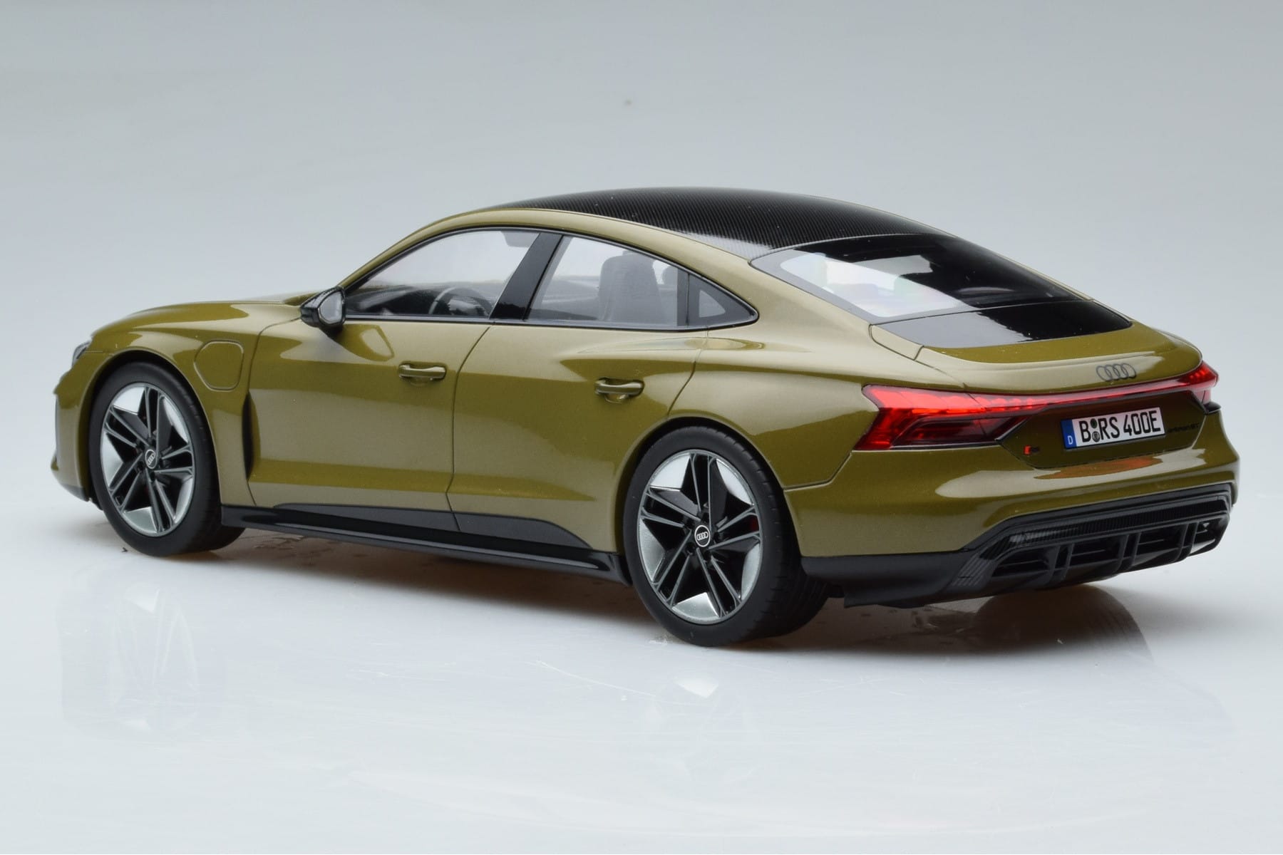 Audi RS E-Tron GT Olivgrün Norev 1:18 188380 Druckguss — Bild 5 von 6
