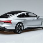 Audi RS e-tron GT Silber Norev 1:18 188381 Druckguss - image 2 of 6