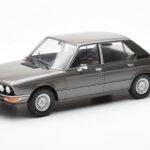BMW 520i E28 Grau MCG 1:18