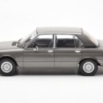 BMW 520i E28 Grau MCG 1:18 - image 3 of 6