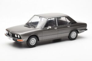 BMW 520i E28 Grau MCG 1:18 MCG18121