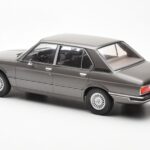BMW 520i E28 Grau MCG 1:18 - image 5 of 6