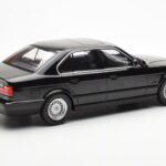 BMW 540i E34 Schwarz Metallic MCG 1:18 - image 2 of 6
