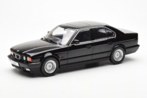 BMW 540i E34 Schwarz Metallic MCG 1:18 MCG18157
