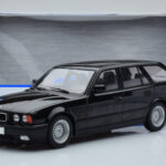 BMW 540i E34 Touring Schwarz Metallic MCG 1:18 - image 6 of 6