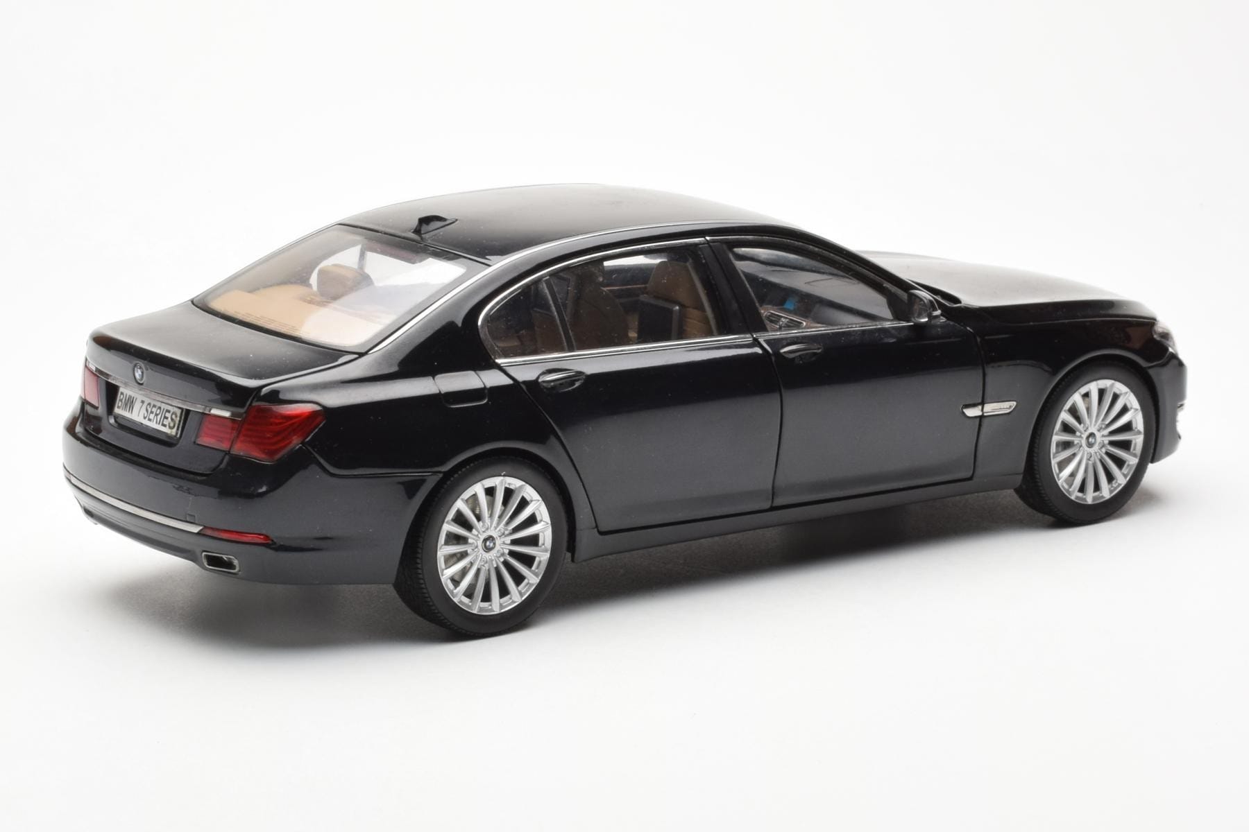 BMW 750Li F02 Facelift Carbon Schwarz Kyosho 1:18 08784BK Druckguss — Bild 3 von 8