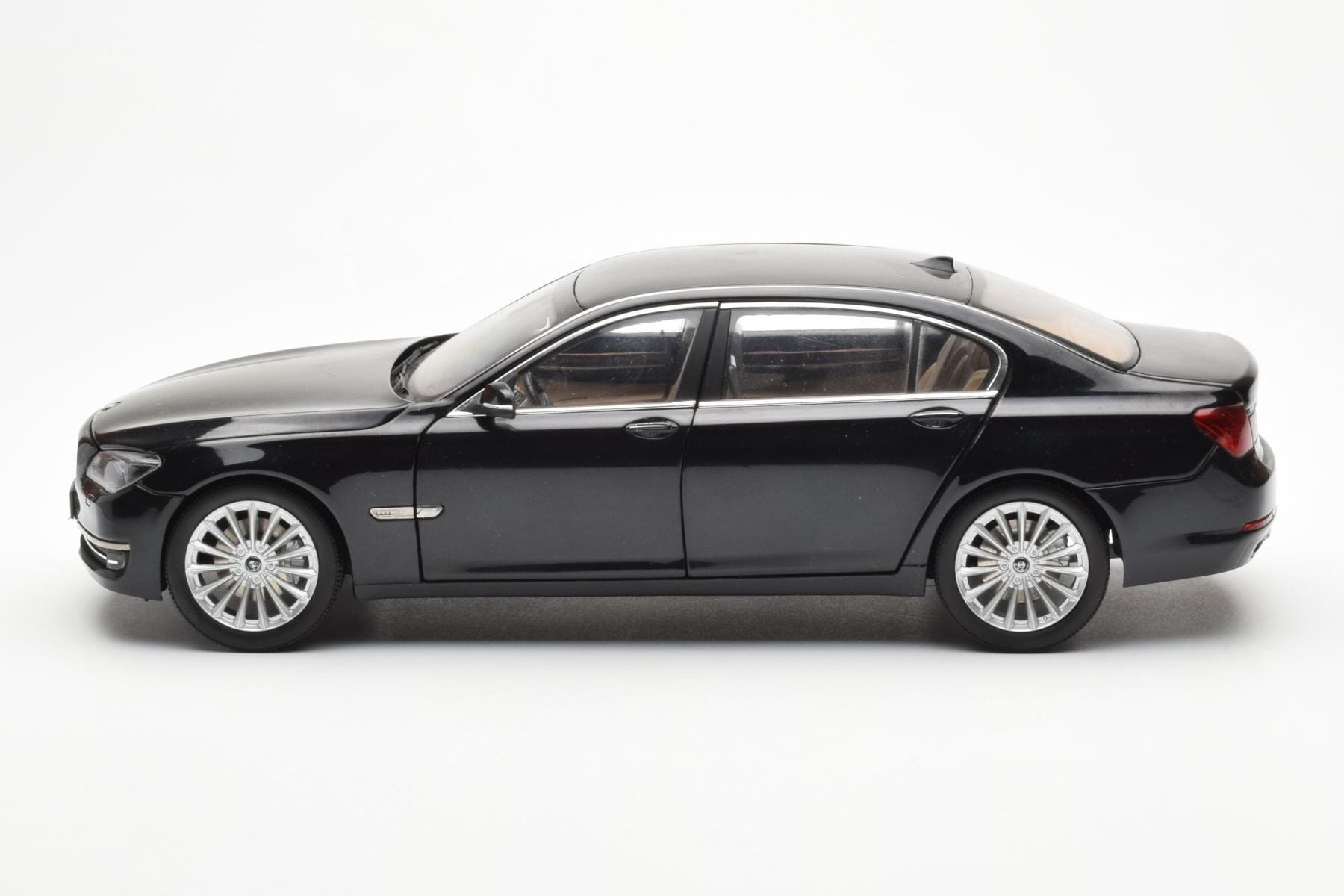 BMW 750Li F02 Facelift Carbon Schwarz Kyosho 1:18 08784BK Druckguss — Bild 4 von 8