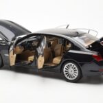 BMW 750Li F02 Facelift Carbon Schwarz Kyosho 1:18 - image 5 of 8