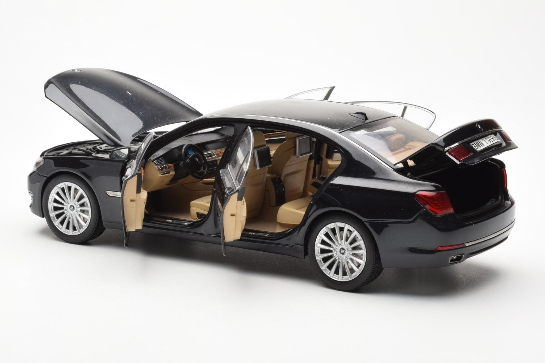 BMW 750Li F02 Facelift Carbon Schwarz Kyosho 1:18 08784BK Druckguss — Bild 5 von 8