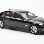 BMW 750Li F02 Facelift Carbon Schwarz Kyosho 1:18 - image 6 of 8