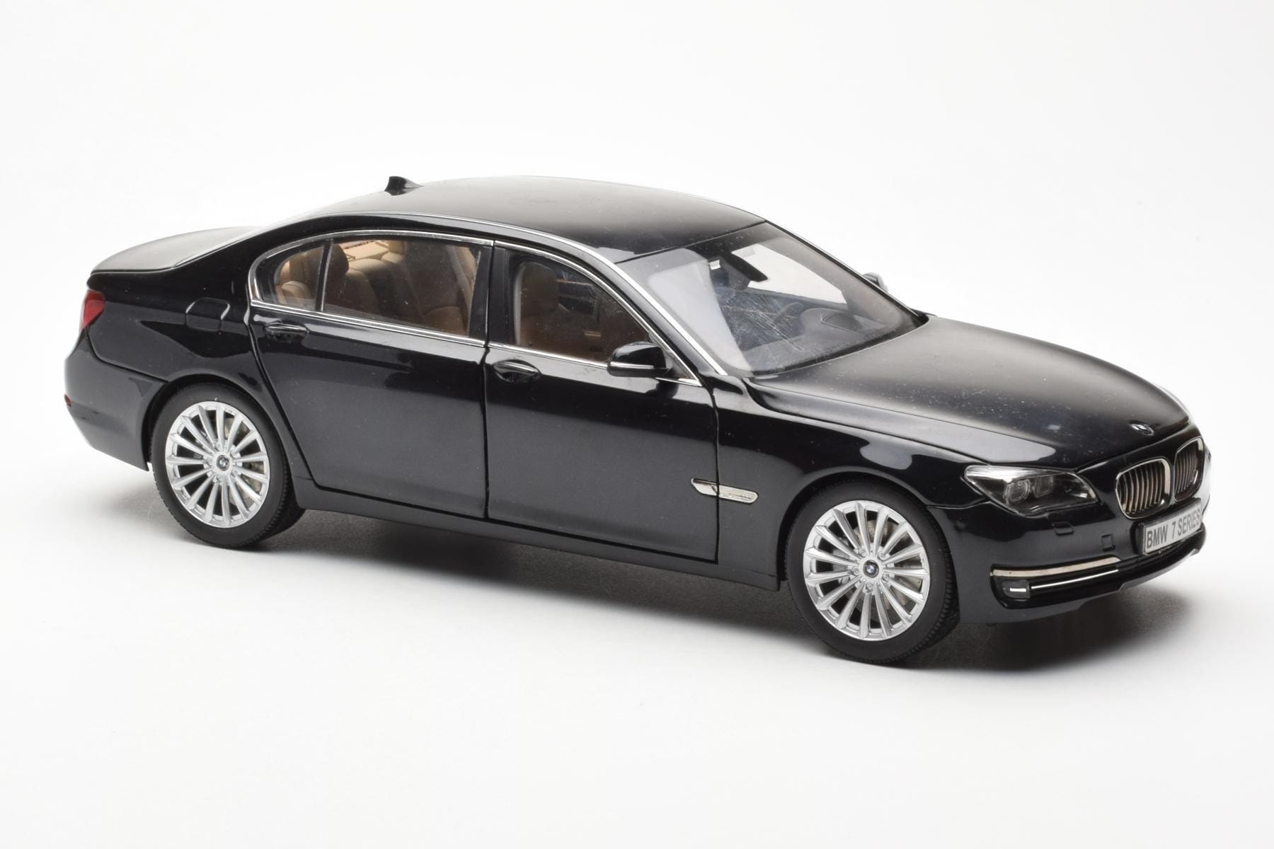 BMW 750Li F02 Facelift Carbon Schwarz Kyosho 1:18 08784BK Druckguss — Bild 6 von 8