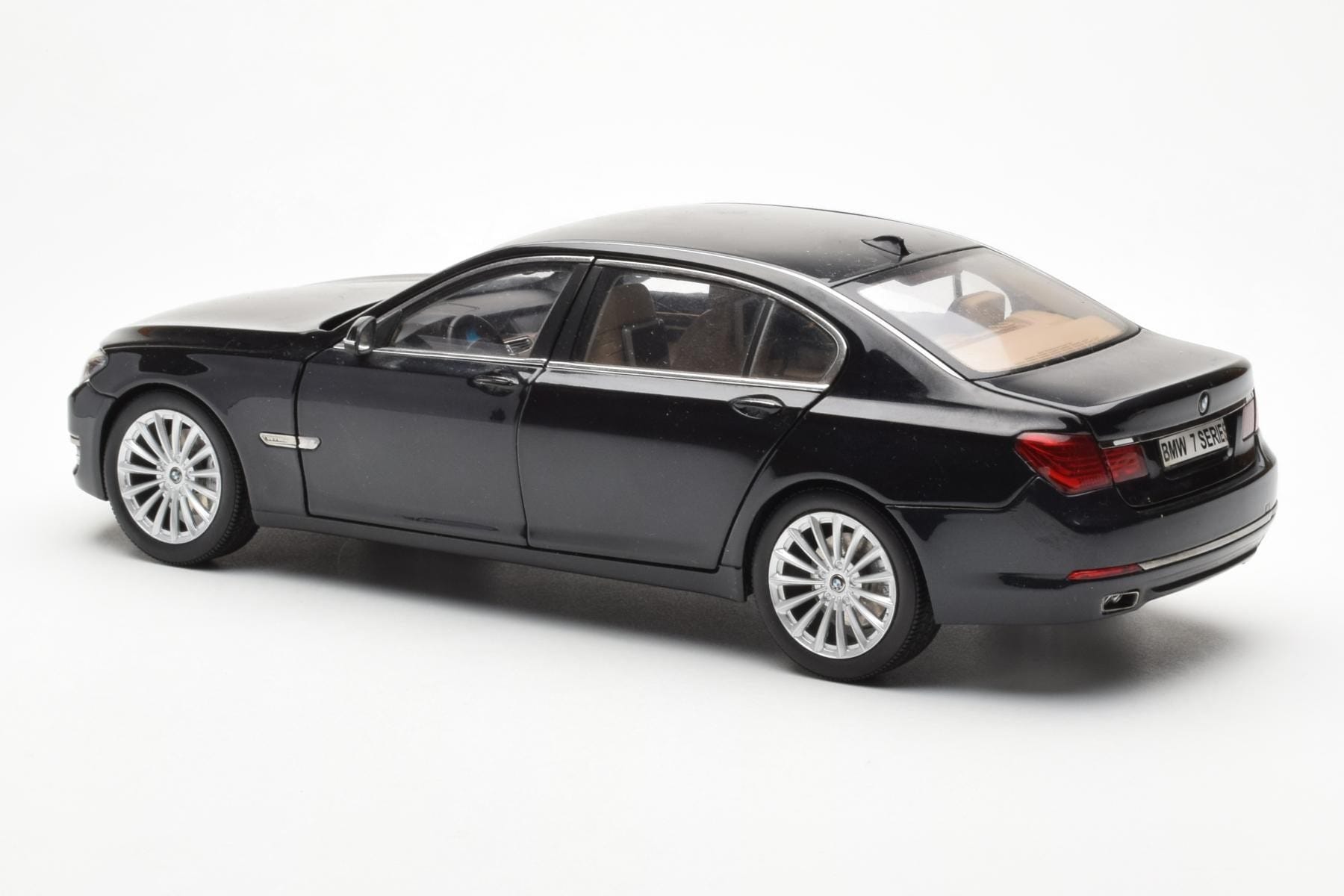 BMW 750Li F02 Facelift Carbon Schwarz Kyosho 1:18 08784BK Druckguss — Bild 7 von 8