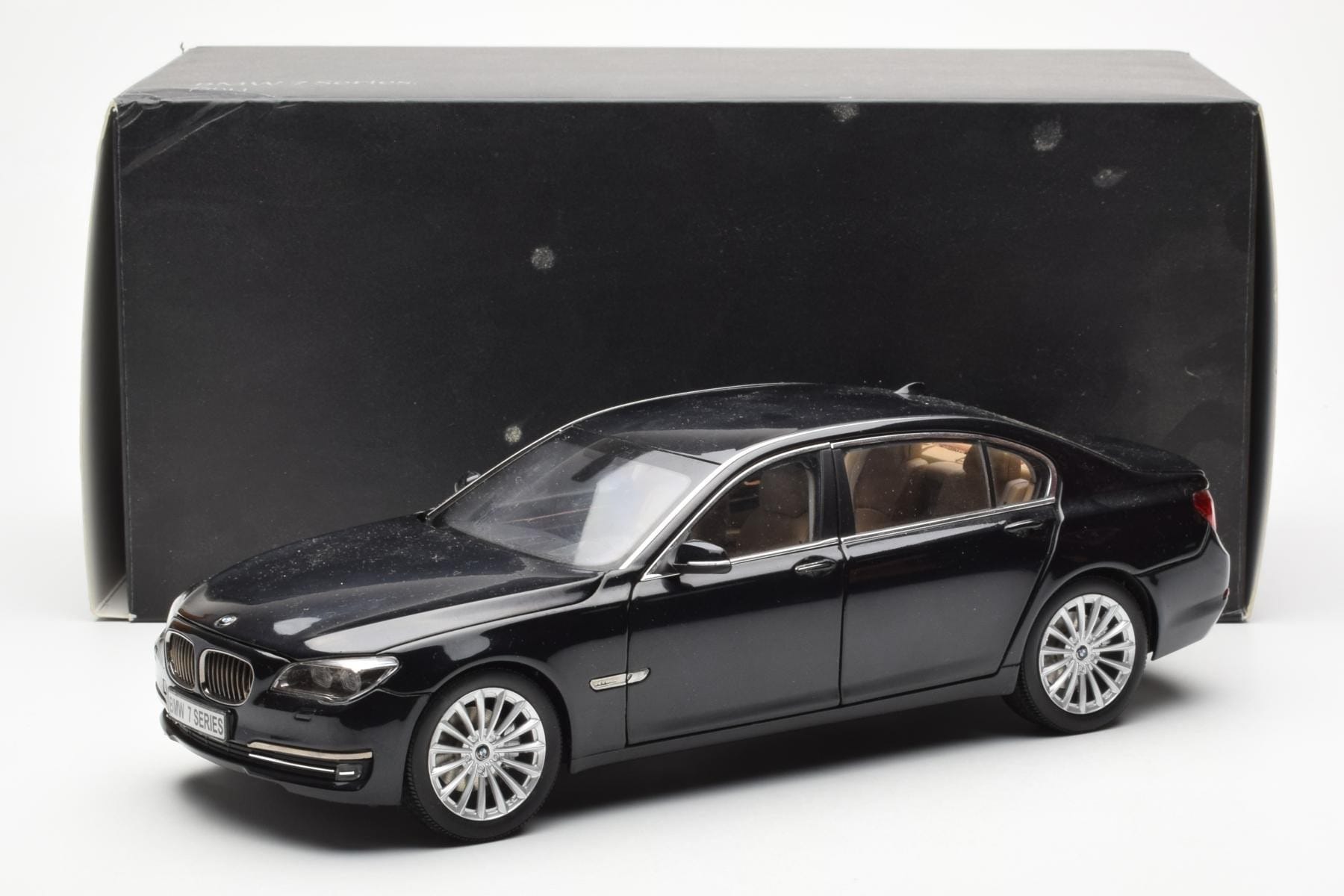 BMW 750Li F02 Facelift Carbon Schwarz Kyosho 1:18 08784BK Druckguss — Bild 8 von 8