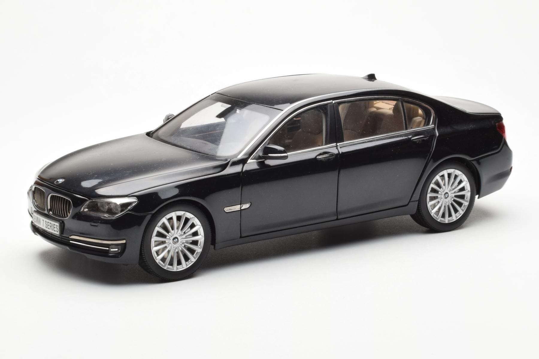 BMW 750Li F02 Facelift Carbon Schwarz Kyosho 1:18 08784BK Druckguss