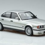 BMW Alpina B10 4.6 E34 Silber MCG 1:18 MCG18231 Druckguss - image 4 of 5