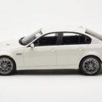 BMW M3 E90 Limousine Weiß GT Spirit 1:18 - image 3 of 6