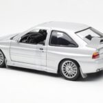 Ford Escort RS Cosworth Straßenfahrzeug Silber UT Models 1:18 - image 4 of 6