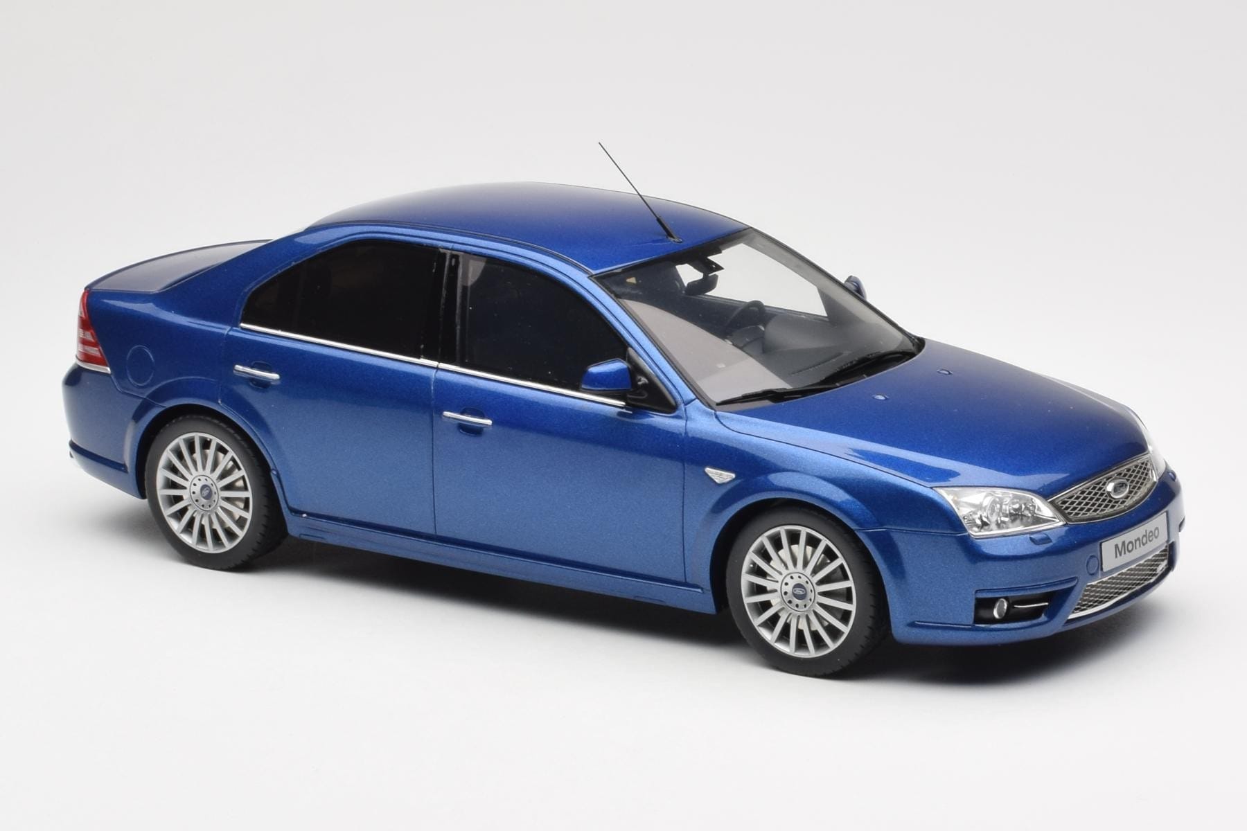 Ford Mondeo ST220 Performance Blau Otto 1:18 OT448 Resin — Bild 4 von 6