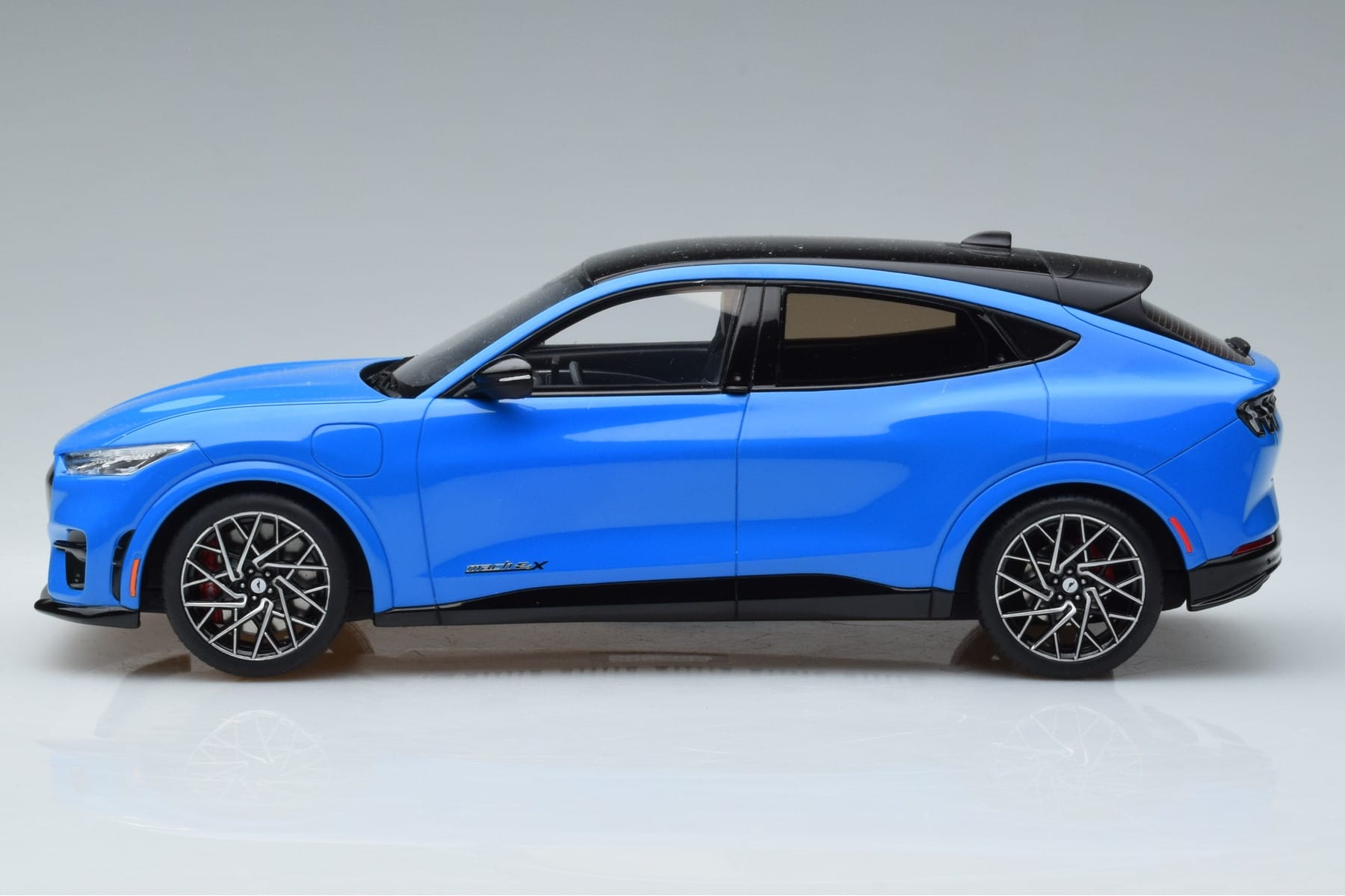 Ford Mustang Mach-E GT Performance Blau Otto 1:18 OT414 Resin — Bild 3 von 6