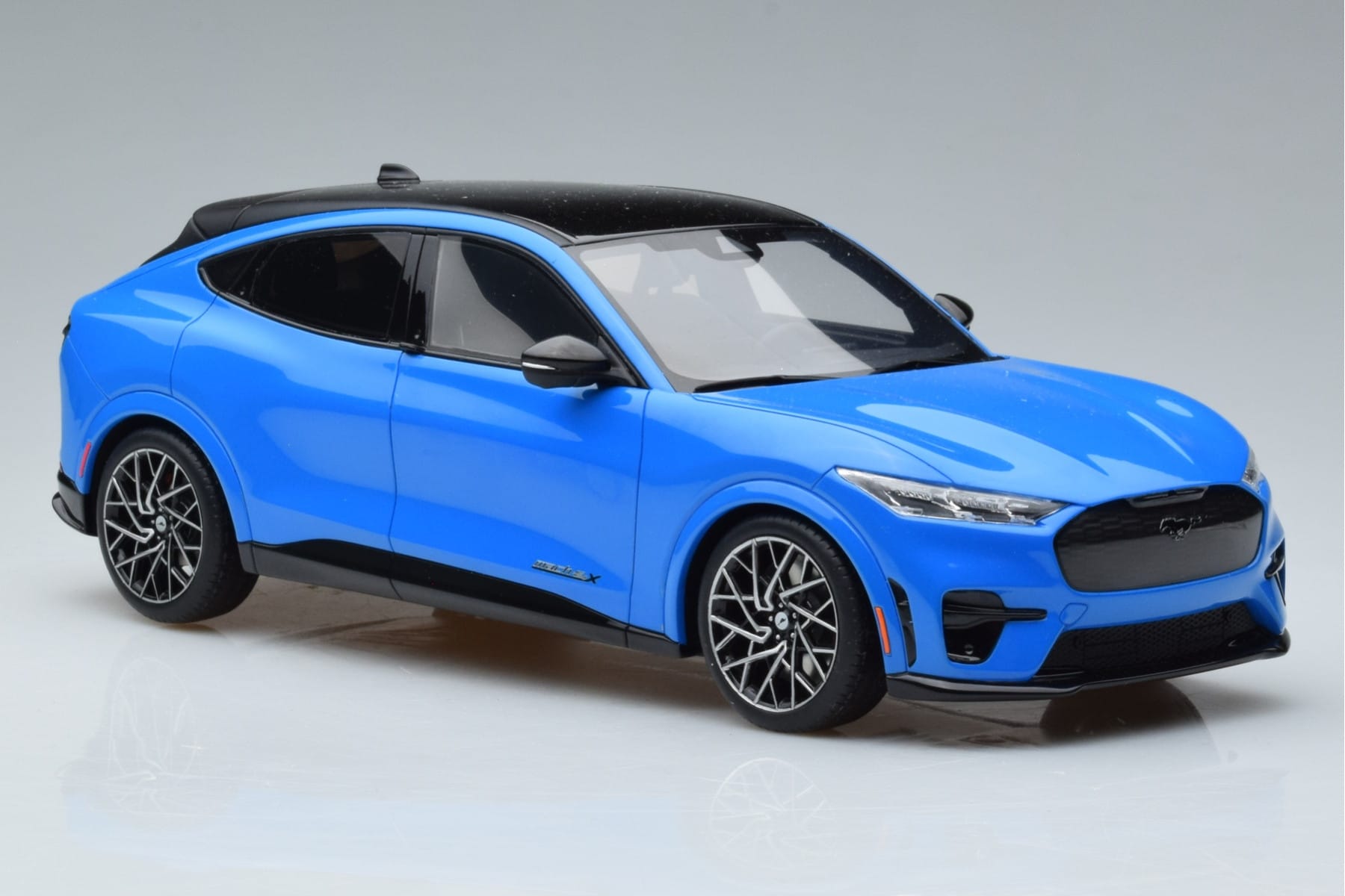 Ford Mustang Mach-E GT Performance Blau Otto 1:18 OT414 Resin — Bild 4 von 6