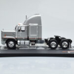 GMC General SBFA Silber IXO 1:43 - image 3 of 6