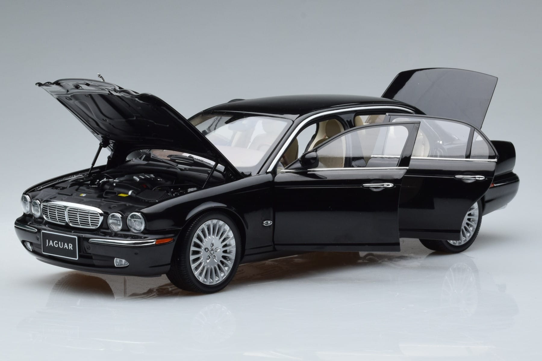 Jaguar XJ6 X350 Ebony Schwarz Almost Real 1:18 810501 Druckguss — Bild 2 von 11