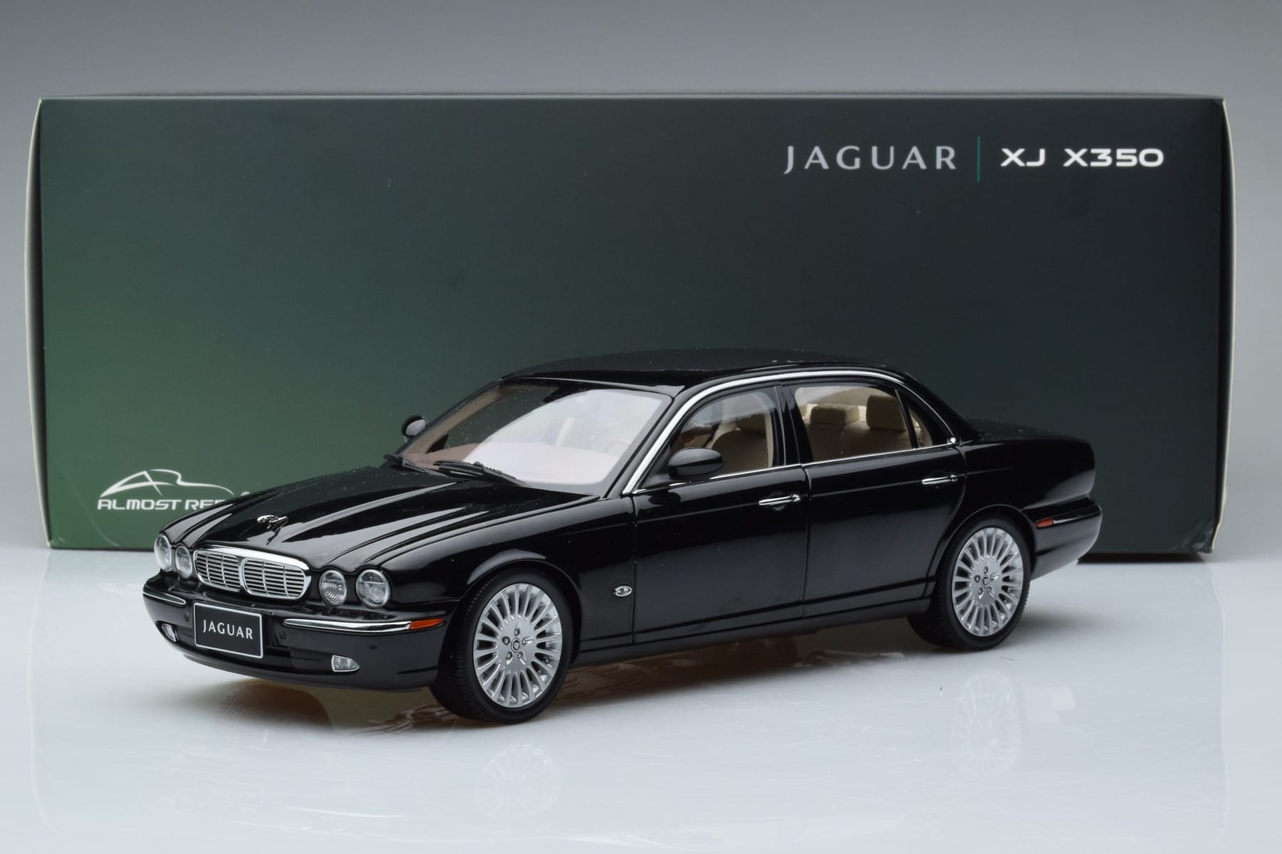 Jaguar XJ6 X350 Ebony Schwarz Almost Real 1:18 810501 Druckguss — Bild 11 von 11