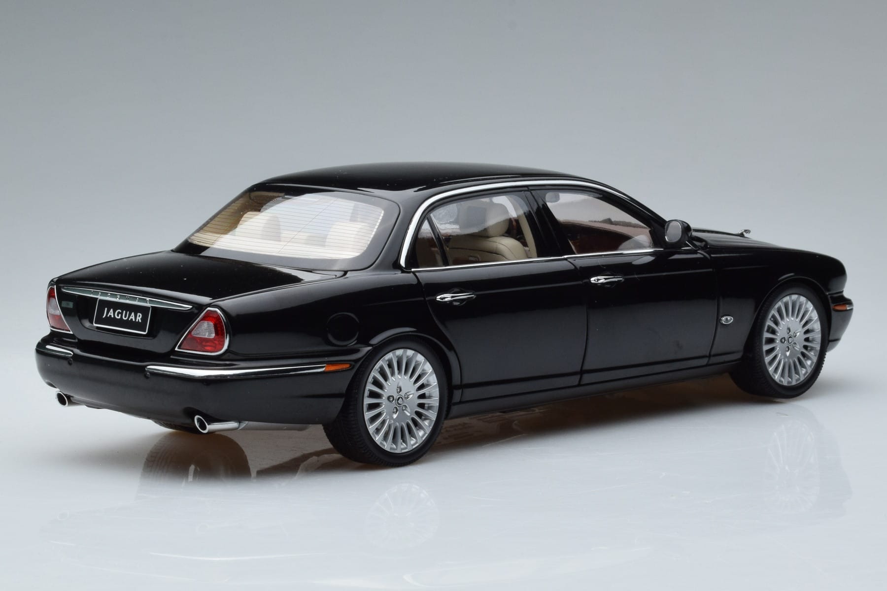 Jaguar XJ6 X350 Ebony Schwarz Almost Real 1:18 810501 Druckguss — Bild 3 von 11