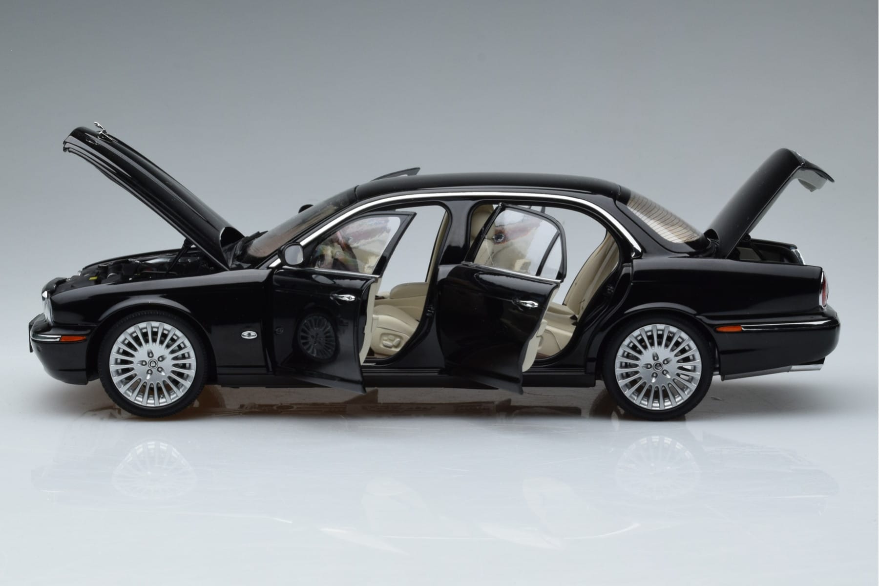 Jaguar XJ6 X350 Ebony Schwarz Almost Real 1:18 810501 Druckguss — Bild 4 von 11