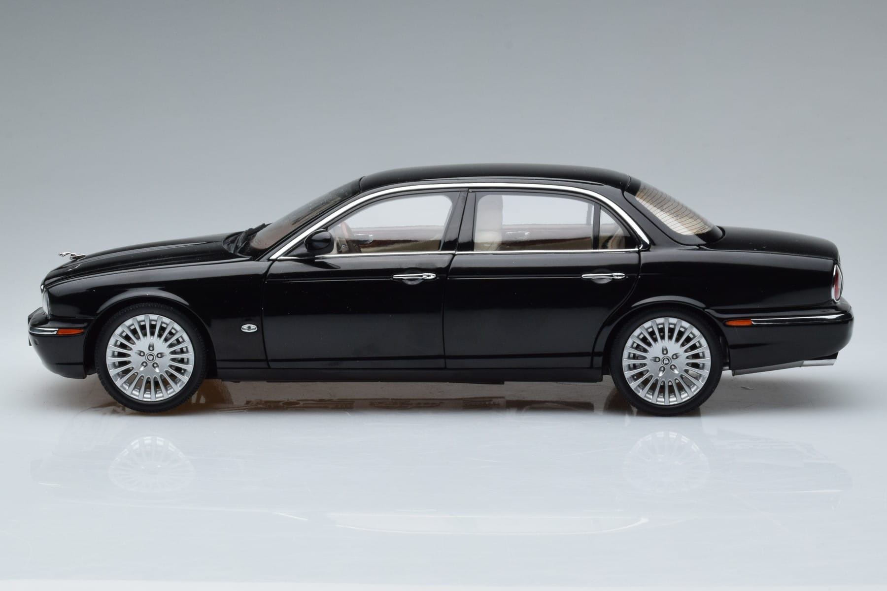 Jaguar XJ6 X350 Ebony Schwarz Almost Real 1:18 810501 Druckguss — Bild 5 von 11