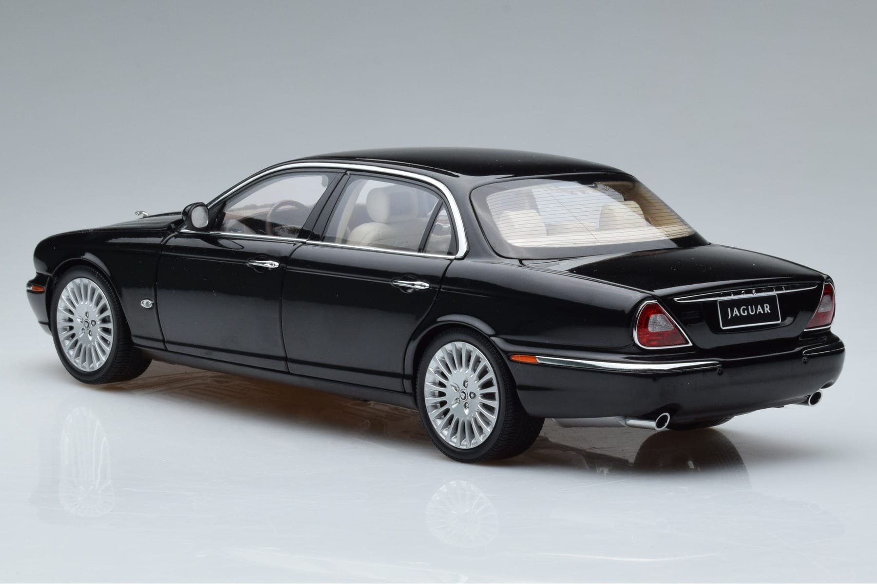 Jaguar XJ6 X350 Ebony Schwarz Almost Real 1:18 810501 Druckguss — Bild 6 von 11