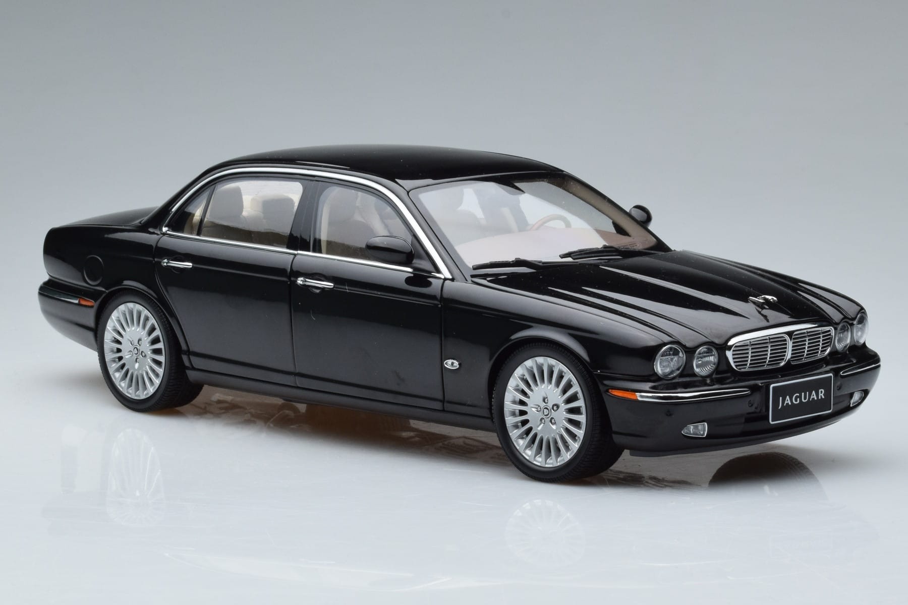 Jaguar XJ6 X350 Ebony Schwarz Almost Real 1:18 810501 Druckguss — Bild 10 von 11
