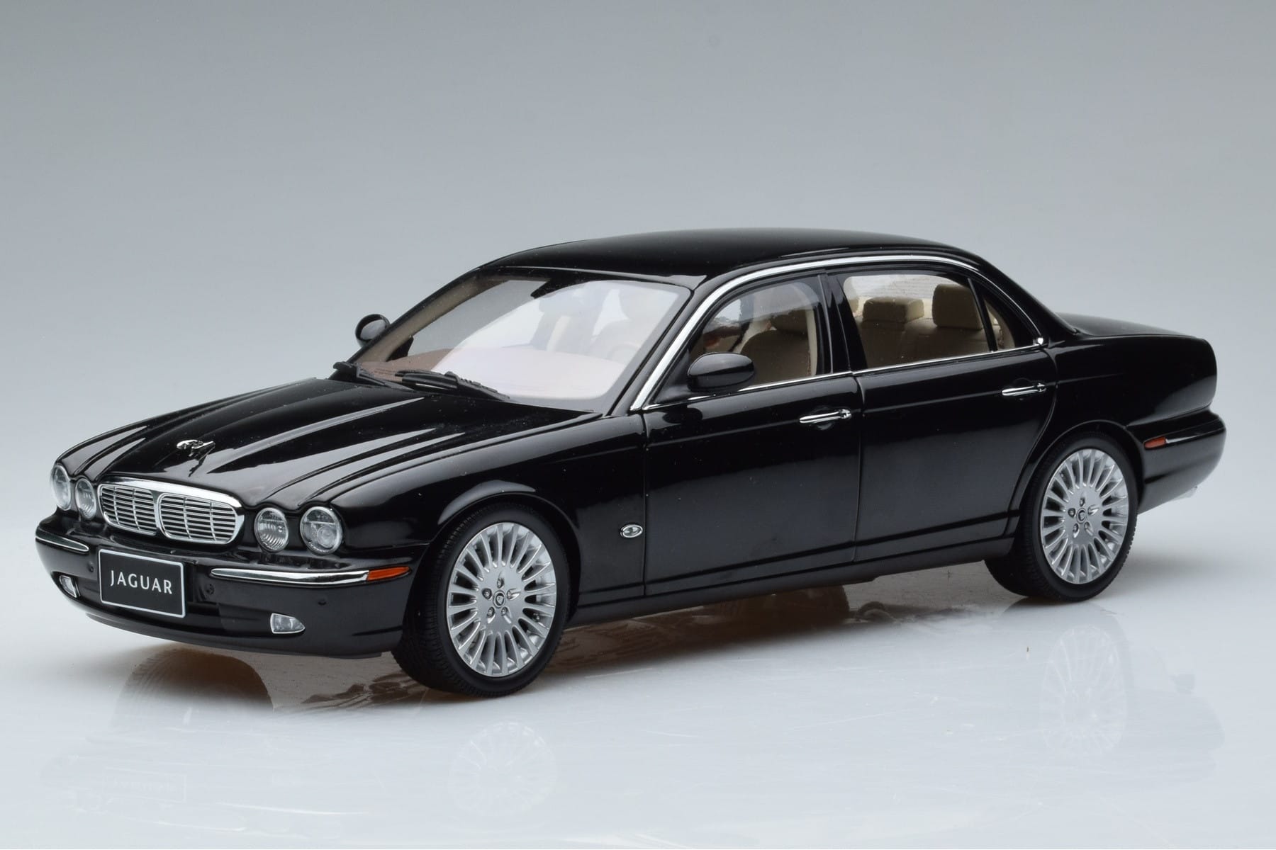 Jaguar XJ6 X350 Ebony Schwarz Almost Real 1:18 810501 Druckguss