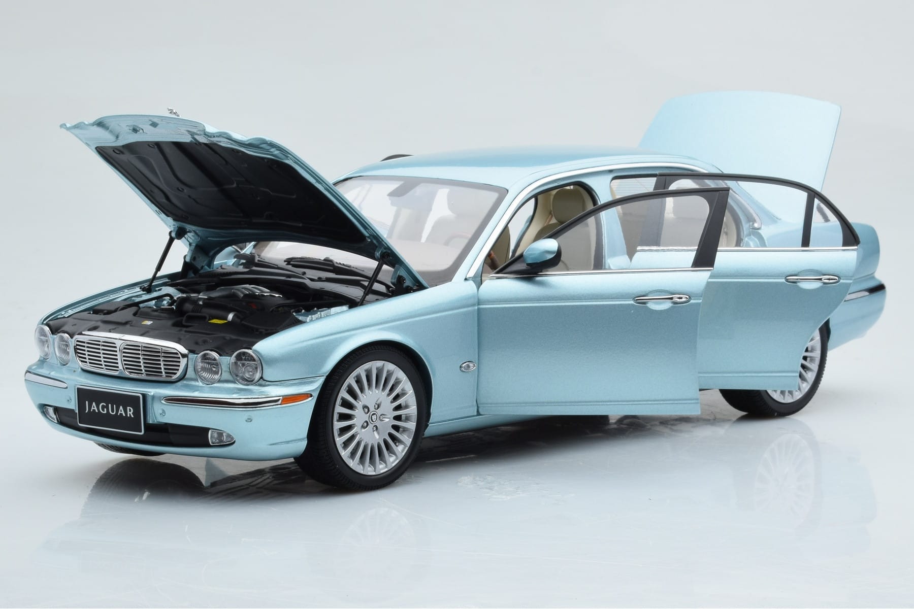 Jaguar XJ6 X350 Seafrost Hellblau Almost Real 1:18 810503 Druckguss — Bild 2 von 11