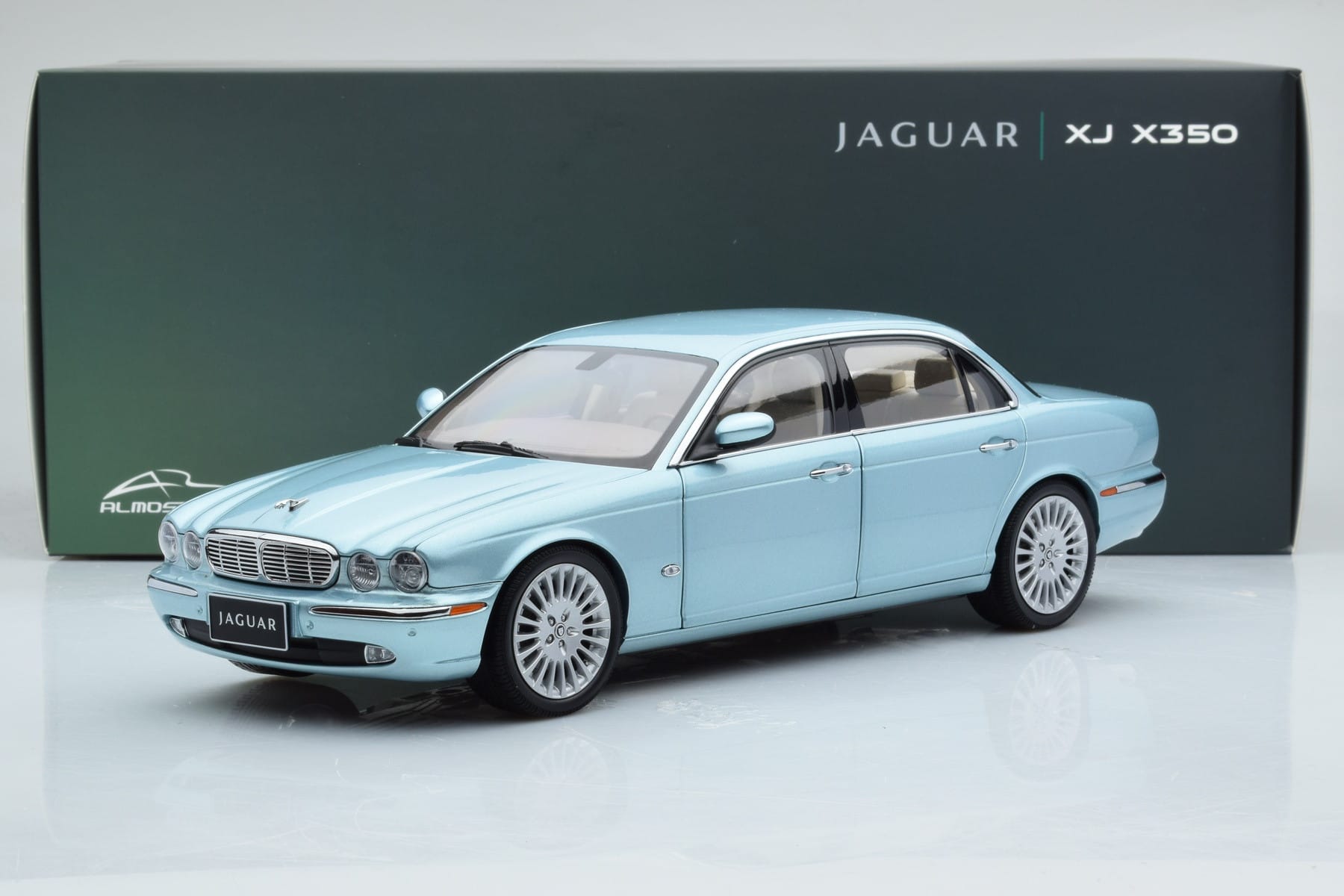 Jaguar XJ6 X350 Seafrost Hellblau Almost Real 1:18 810503 Druckguss — Bild 11 von 11