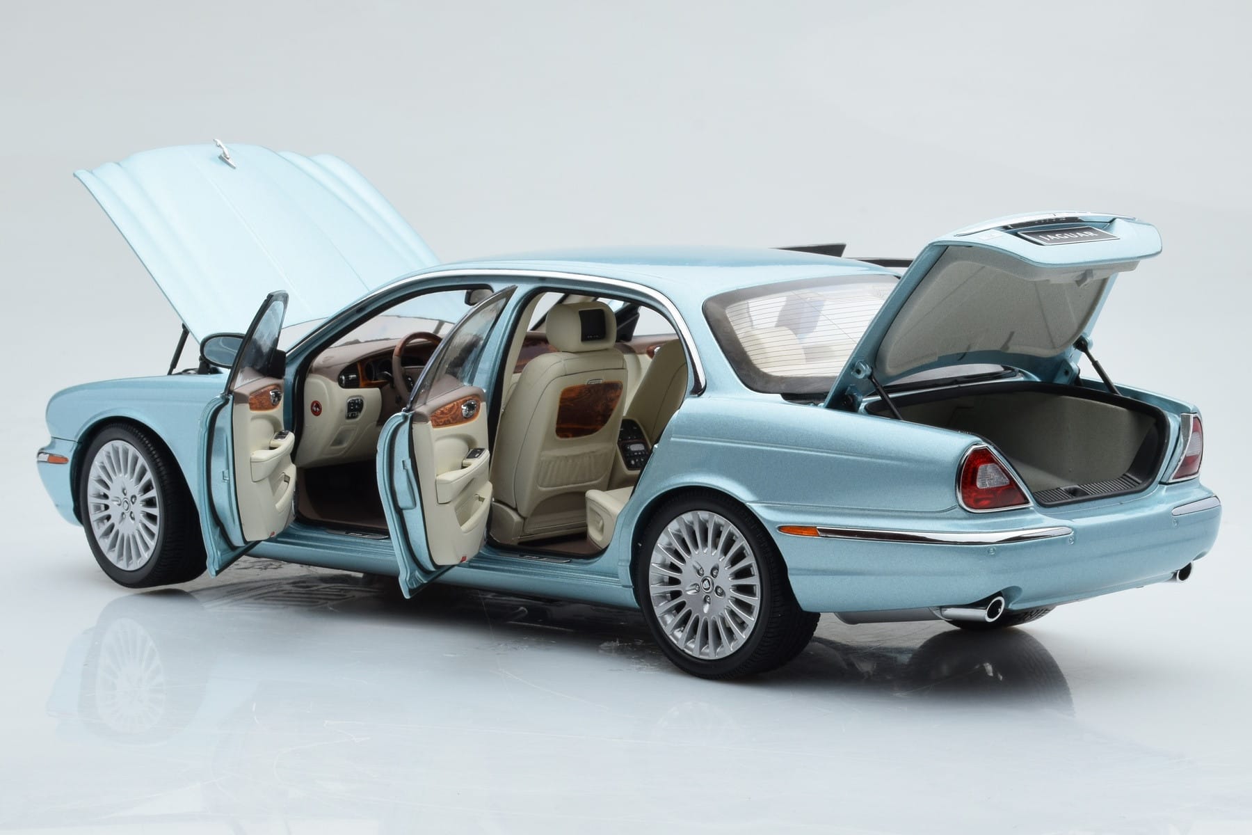 Jaguar XJ6 X350 Seafrost Hellblau Almost Real 1:18 810503 Druckguss — Bild 3 von 11