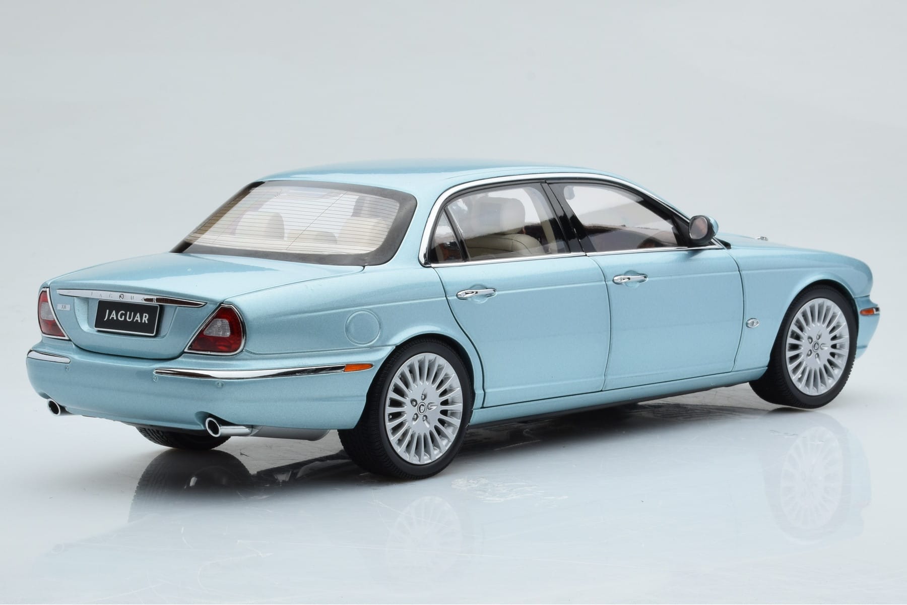 Jaguar XJ6 X350 Seafrost Hellblau Almost Real 1:18 810503 Druckguss — Bild 4 von 11