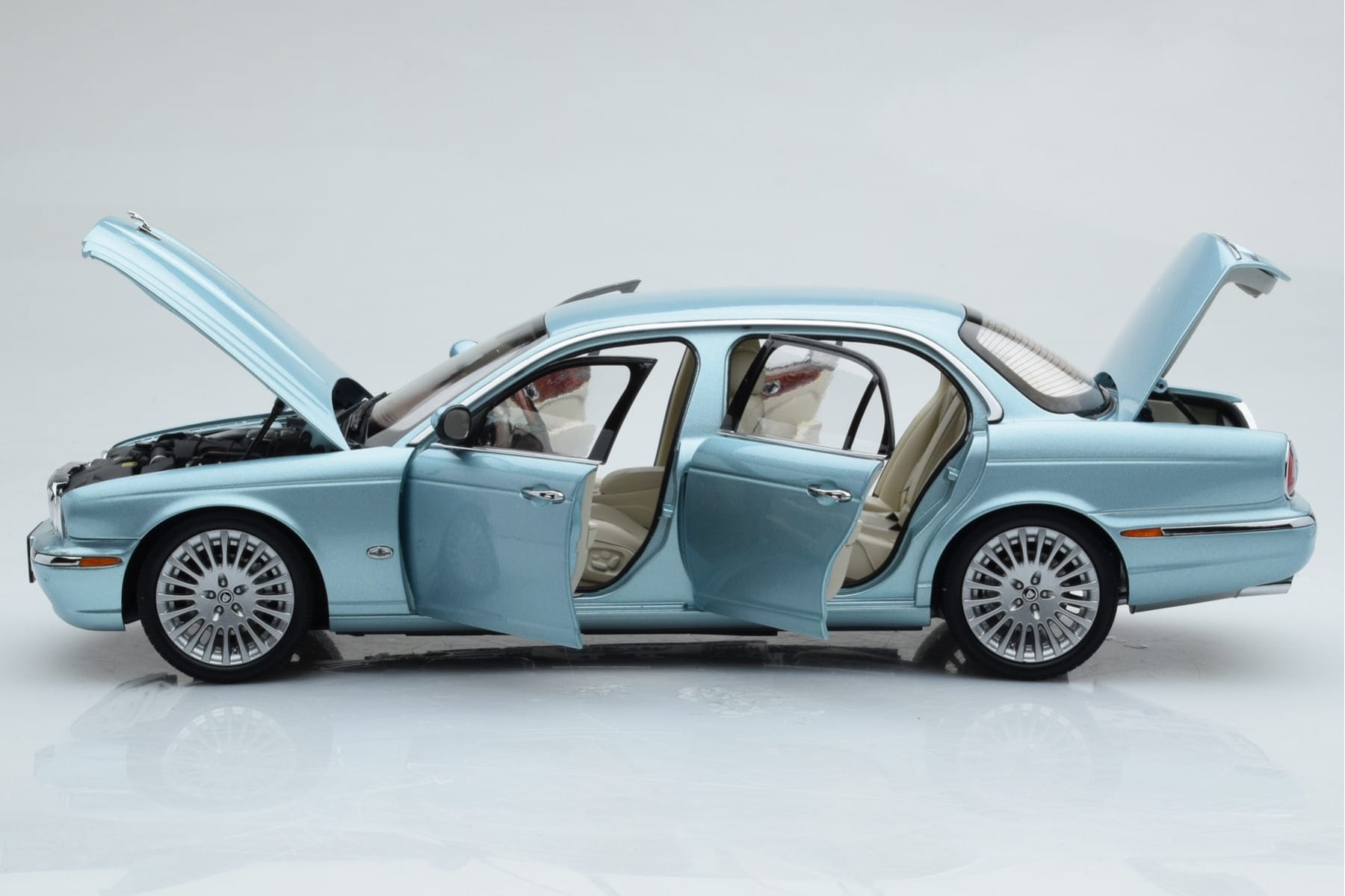 Jaguar XJ6 X350 Seafrost Hellblau Almost Real 1:18 810503 Druckguss — Bild 5 von 11