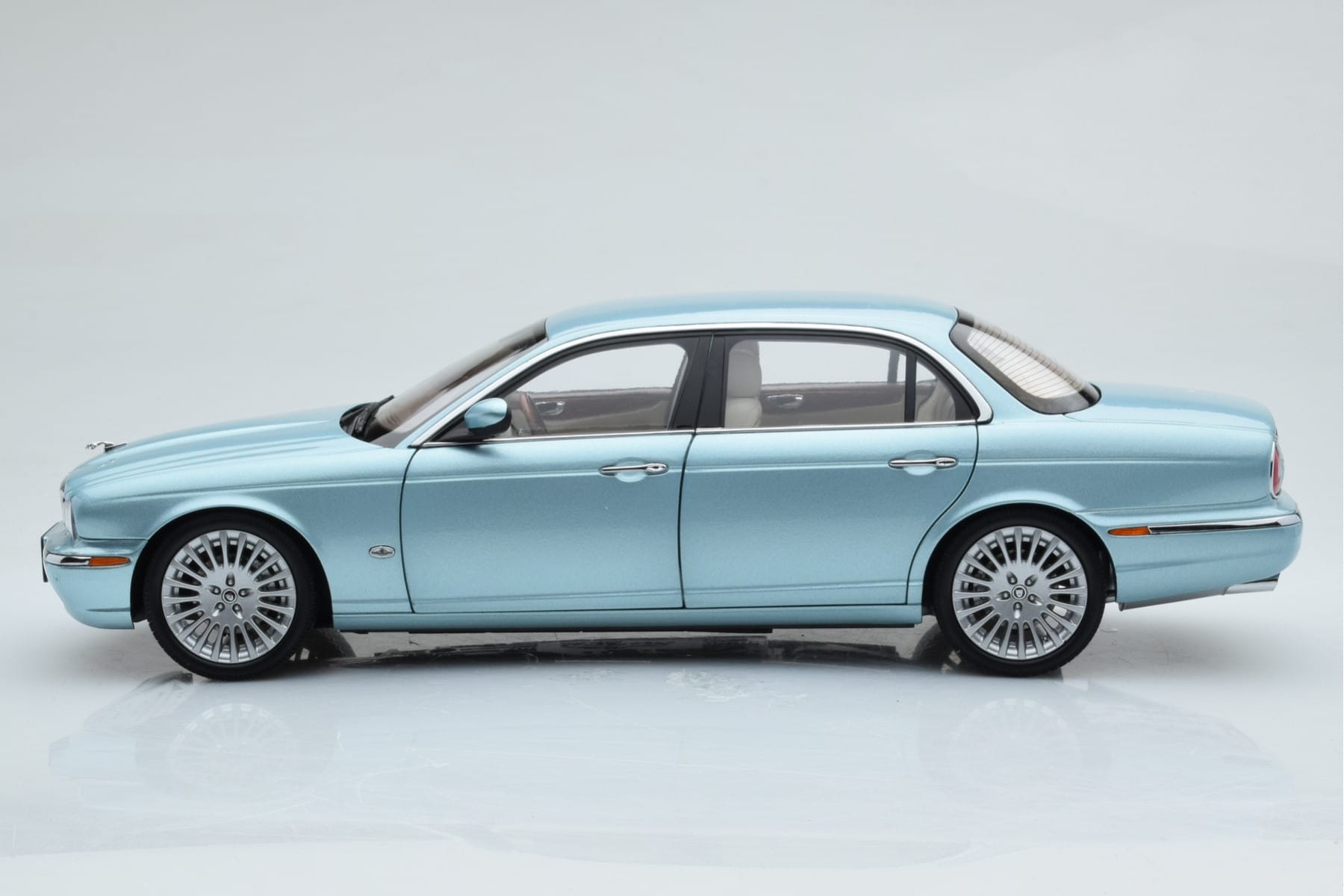 Jaguar XJ6 X350 Seafrost Hellblau Almost Real 1:18 810503 Druckguss — Bild 6 von 11