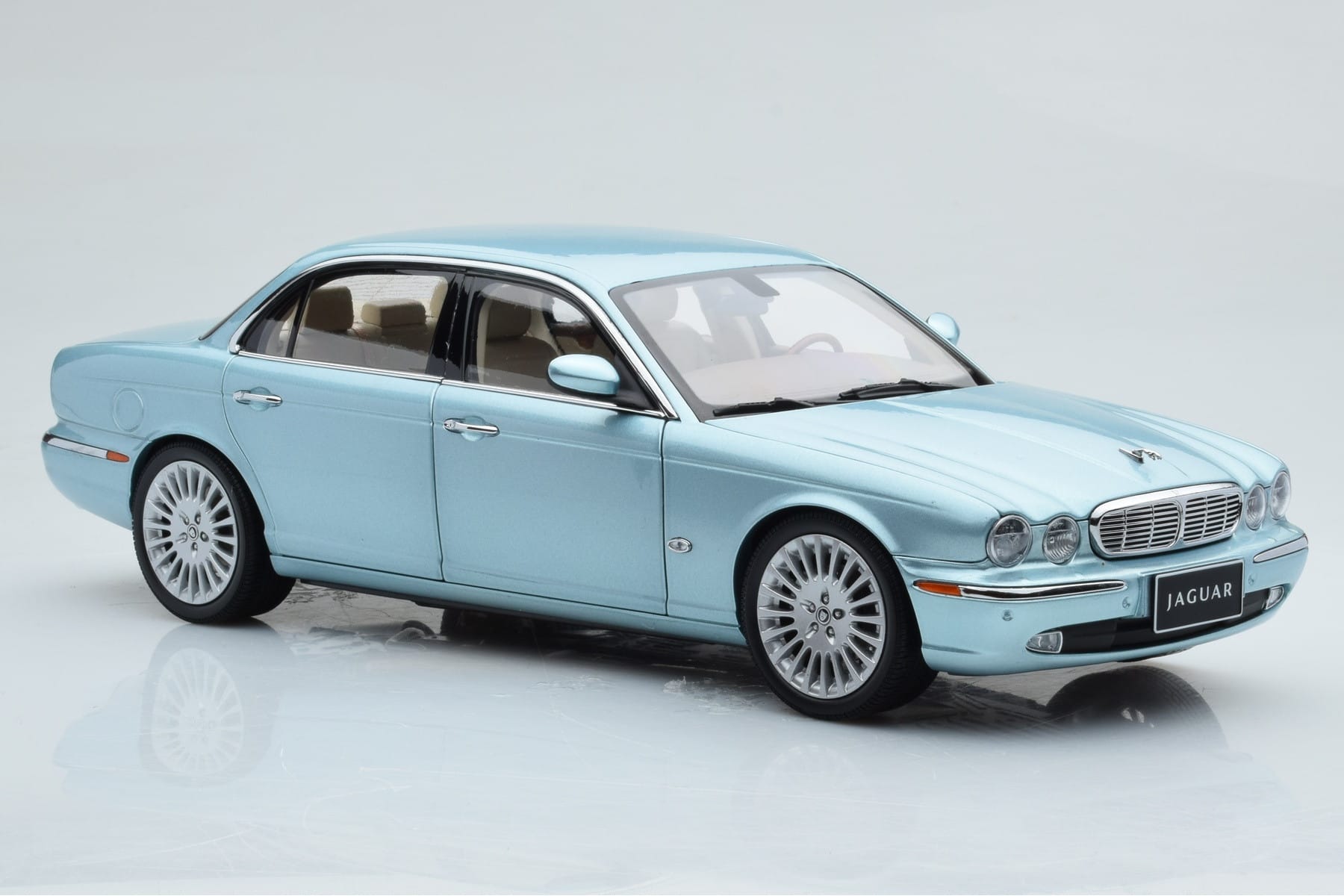 Jaguar XJ6 X350 Seafrost Hellblau Almost Real 1:18 810503 Druckguss — Bild 7 von 11