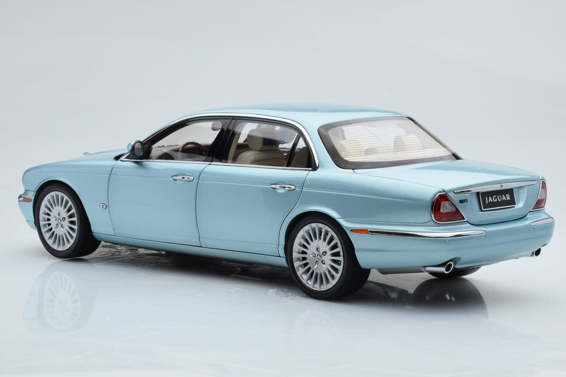 Jaguar XJ6 X350 Seafrost Hellblau Almost Real 1:18 810503 Druckguss — Bild 8 von 11