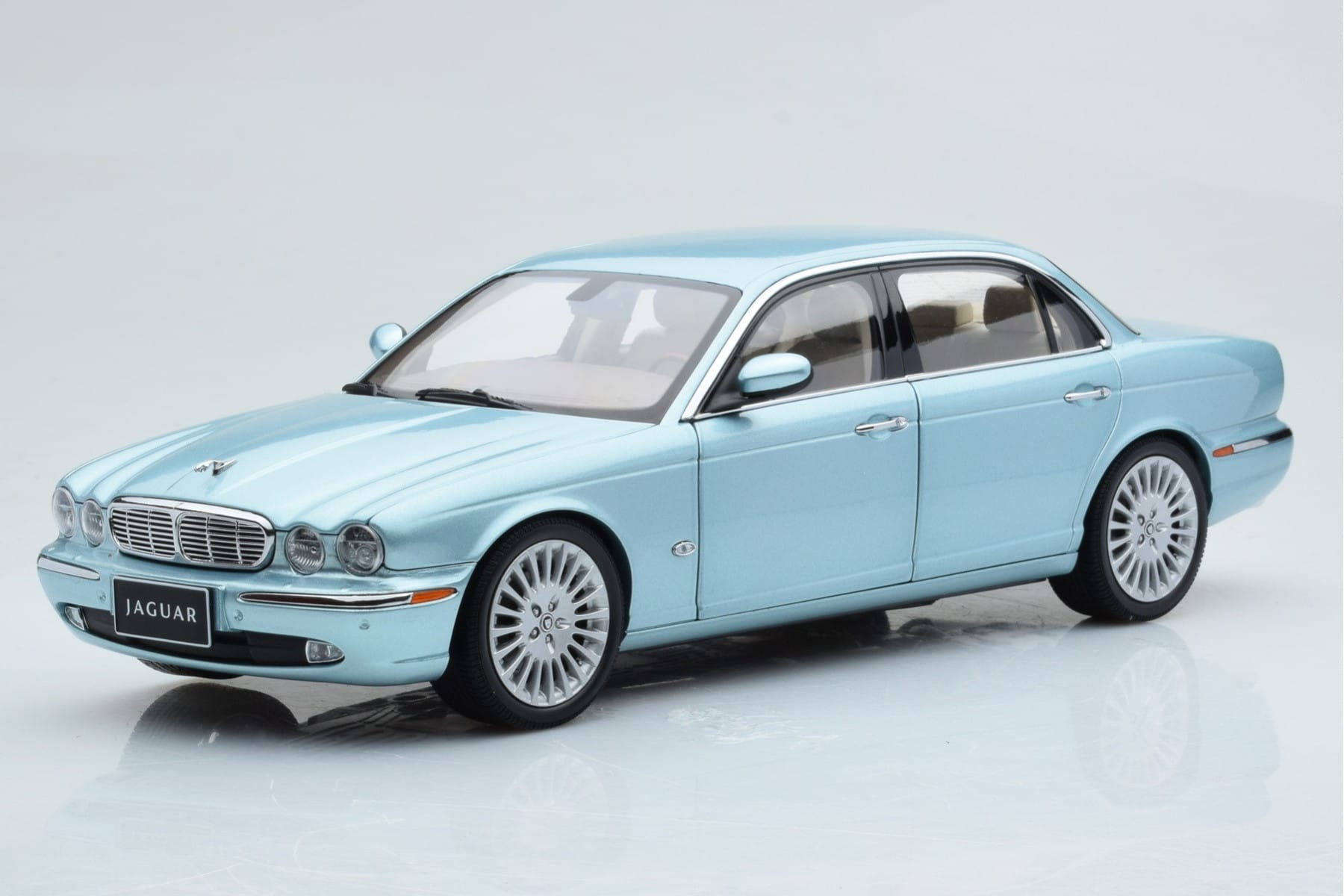 Jaguar XJ6 X350 Seafrost Hellblau Almost Real 1:18 810503 Druckguss