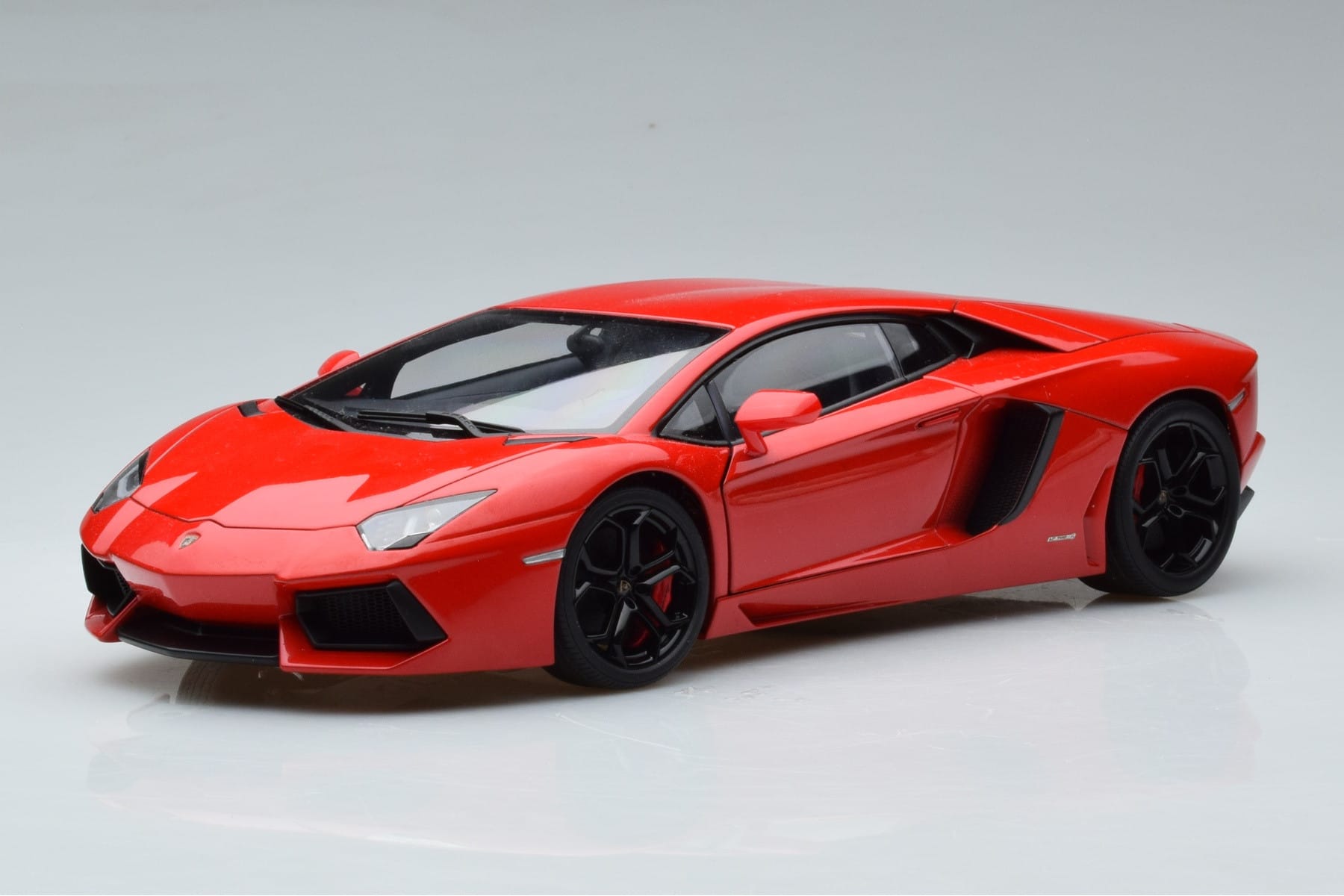 Lamborghini Aventador LP700-4 Andromeda Rot AUTOart 1:18 74669 Druckguss