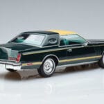 Lincoln Continental Mark V Dunkelgrün MCG 1:18 MCG18404 Druckguss - image 2 of 6