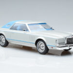 Lincoln Continental Mark V Silber MCG 1:18 - image 4 of 6