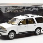 Lincoln Navigator Weiß AUTOart 1:18 - image 8 of 8